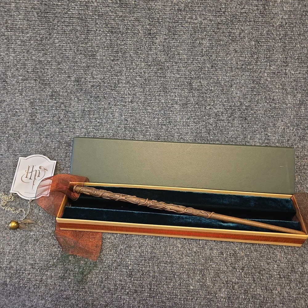 Warner Bros Harry Potter Noble Collection Wand‎ Box Snitch Necklace Set